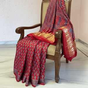 Sari de algodón y seda estampado a mano Rakta Jaal Ajrakh, modelo Banarasi, de georgette de red suave y pesada estilo Bollywood, ideal para fiestas. - Product Image 1