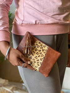 Bolso con cremallera y borlas de cuero de vaca genuino con estampado de animales de alta calidad para mujer, bolso de mano de diseñador de lujo personalizado - Product Image 4