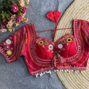 Blouse de mariée de créateur en soie italienne Blouse Saree rembourrée à broderie lourde avec style Latkan et dos ouvert - Product Image 5