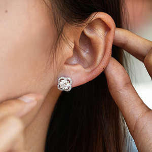 Boucles d'oreilles clous de style moderne certifiées IGI, serties halo rondes minimalistes en or pur 18 carats ou en argent, avec diamant de laboratoire pour femme - Product Image 2