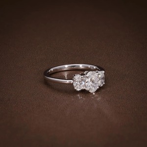 Bague de fiançailles ovale à trois pierres de 1,17 CTW, diamants de laboratoire de forme ovale, certifiés F VVS1 VVS2, bague à trois diamants, bague de promesse - Product Image 4