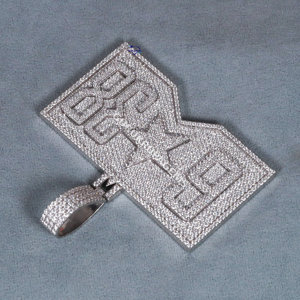 Un colgante de encanto Hip Hop meticulosamente diseñado a partir de Plata de Ley 925 que mejora con diamantes de moissanita en claridad VVS - Product Image 3