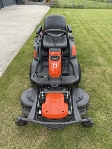 Achetez une nouvelle tondeuse autoportée Husqvarna R420TsX AWD avec une plateforme de coupe avant de 122 cm - Product Image 4