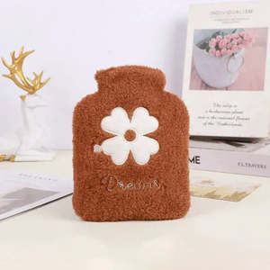 Bouillotte douce et portable de 2 L, design mignon en peluche, avec revêtement en caoutchouc réutilisable, chaude et portable pour la maison ou le bureau - Product Image 4