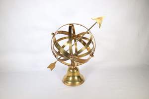 Esfera armilar de latón de temática náutica con bandas giratorias y base grabada perfecta para los amantes de los exploradores y regalar - Product Image 1