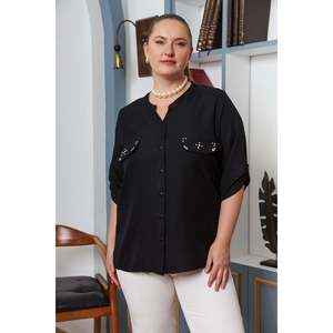 เสื้อเชิ้ตสีดำไซส์ใหญ่ มีกระเป๋าแบบมีฝาปิดและประดับด้วยหิน - Product Image 2