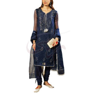 Traje Formal de Organza/Seda Cruda Plateado Brillante para Mujer con Trabajo de Mukesh, Elegancia Lunar para Toda Ocasión - Product Image 1