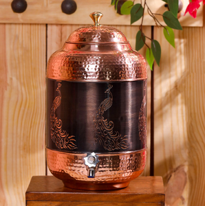 Distributeur d'eau en cuivre avec sculpture antique de paon et bande métallique foncée disponible à prix de gros. - Product Image 1