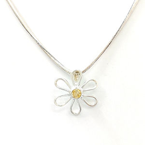 Pendentif religieux artisanal en Citrine (1,3 grammes) avec technologie d'incrustation de diamants en cristal d'améthyste et sertissage de perle - Product Image 1