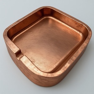 Cenicero Redondo de Metal Elegante con Acabado Liso, Diseño Duradero y Ecológico para la Decoración de Salas de Estar Contemporáneas - Product Image 1