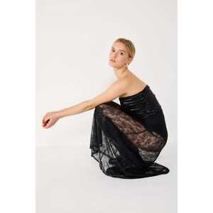 Top Corto Informal con Tela Negra Brillante, Diseño sin Tirantes y Logotipo Frontal - Product Image 5