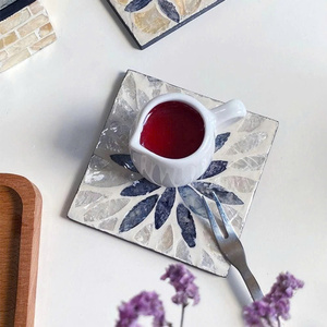 Ensemble de dessous-de-verre carrés en nacre avec mosaïque florale bleue, dessous-de-verre faits à la main, accessoires de protection de table décoratifs - Product Image 3