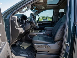 Clean 2025 C H e V R o L E T Plata ado 3500HD LTZ Crew Cab 4WD - Product Image 6