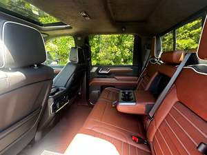 GMC Sierra 2500HD Denali 4x4 Turbodiésel V8 2025, Color Downpour Metallic, Sistema de Audio en la Puerta Trasera por KICKER, Sin Modificaciones - Product Image 4