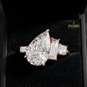 Anillo de Diamantes de Tres Piedras con Corte Pera en Oro de 14K, Anillo de Compromiso Moderno y de Lujo - Product Image 6