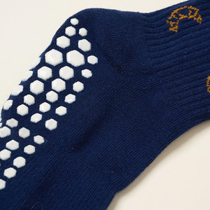 Motifs de broderie jacquard personnalisés Chaussettes à poignée à volants Chaussettes antidérapantes en coton pour filles Femmes Yoga d'intérieur Pilates - Product Image 5