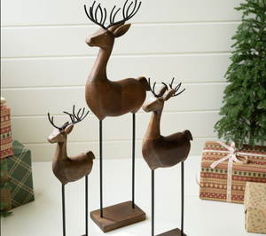 Ornement de table en métal élégant et moderne en forme de renne avec un design vertical pour la décoration de Noël à la maison, fait à la main - Product Image 1