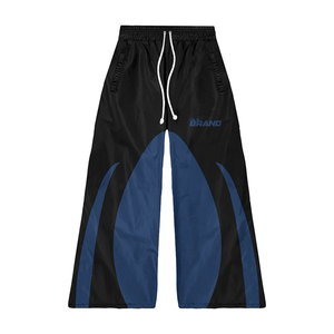 Coupe-vent de jogging unisexe en nylon et polyester imperméable, avec patch logo premium réfléchissant, effet délavé et blocs de couleur imprimés - Product Image 4