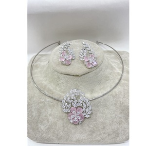 Ensemble de bijoux de luxe en cristal de fleurs ensemble de colliers élégants de feuilles et de fleurs tour de cou et boucles d'oreilles florales en argent brillant pour femmes - Product Image 1