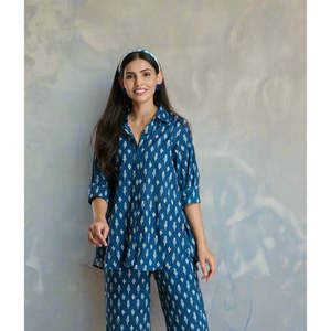 Blusa Larga Ikat Indigo para Mujer, Elegante Cuello en V con Diseño Intrincado, Cómoda y Estilosa - Product Image 1