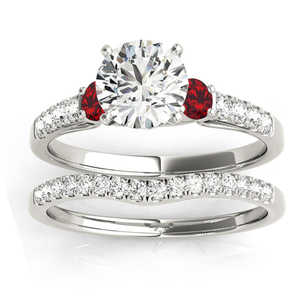 Juego de Joyería Fina de Oro Blanco de 18K con Diamantes y Rubíes, Anillo de Compromiso de Tres Piedras de 0.55ct - Product Image 1