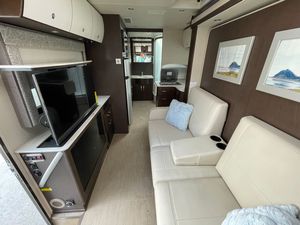 Autocaravana de Lujo USADA de 2016 a un Precio Razonable para Acampar, con Capacidad para 4-6 Personas, Emisión EURO 5, Color Blanco - Product Image 4