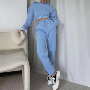 Conjunto de pantalones de chándal y sudaderas con capucha de algodón y forro polar de alta calidad OEM Conjunto de dos piezas con Sudadera con capucha recortada para exteriores Ropa de calle para mujer - Product Image 1