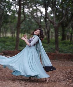 Prêt-à-Porter Robe festive en georgette de soie lourde-Sequence Work & Dupatta - Product Image 3