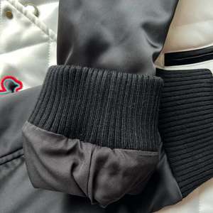 Chaquetas Varsity Personalizadas para Hombre, Estilo Casual, con Cuello Alto, Chaqueta de Béisbol Masculina de Primera Calidad, Disponible en Diferentes Colores - Product Image 6