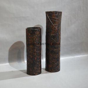 Jarrones de metal delgados de Venta caliente con superficie texturizada oscura vintage y diseño grabado artístico para espacios modernos de hogar y oficina - Product Image 1