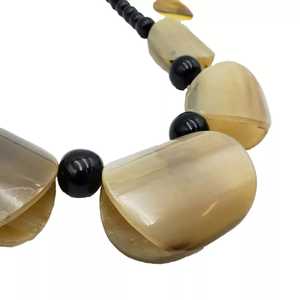 Collier ethnique en corne sculptée, fait main, écologique, durable, bijoux de mode avec charme rustique - Product Image 3