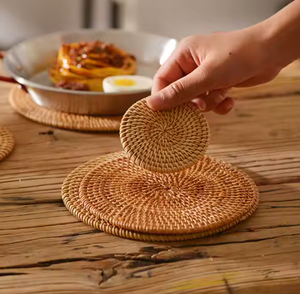 Dessous de verre en rotin naturel faits à la main en osier avec sous-verres en résine époxy de style floral fabriqués au Vietnam - Product Image 1