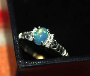 แหวนเงินแท้ 925 ชุบโรเดียม ประดับโอปอลเอธิโอเปียธรรมชาติและมอยส์ซาไนต์สีขาว ดีไซน์มินิมอล - Product Image 1