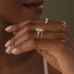 Anillo de Compromiso de Plata 925 con Moissanita de Corte Ovalado y Múltiples Piedras, Diseño Elegante de Múltiples Elementos para Futura Novia - Product Image 2