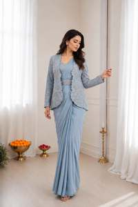 Sari de seda crepé con bordado de diseñador y cordón, listo para usar, con blusa y chaqueta, conjunto completamente cosido y listo para llevar. - Product Image 1