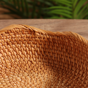 Plateau rond en rotin tissé à la main avec bord festonné / Élégant plateau de service décoratif en osier pour fruits, pain et centre de table - Product Image 2