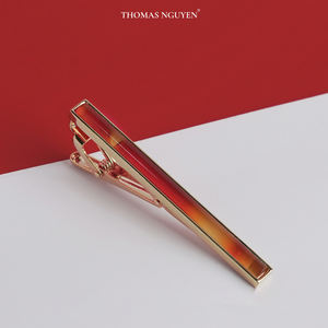 Pince à cravate pour homme en agate rouge Fengshui plaquée or 18 carats de qualité supérieure - KCVDADO002 |   Collection Tinh Vu |   Fabriqué au Vietnam - Product Image 1
