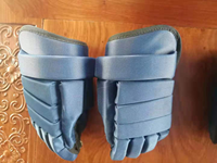 Desain Baru Sarung Tangan Hoki Es Unisex yang Dapat Disesuaikan Anti-Bakteri Bernapas Cepat Kering 100% Poliester Berbagai Warna Layanan OEM