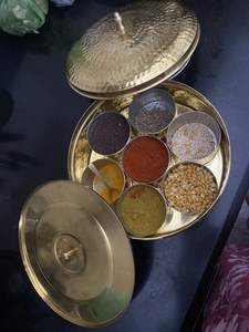 Boîte à épices en laiton artisanale pour le stockage authentique de masala indien, mettant en valeur le design héritage et l'artisanat de qualité - Product Image 5