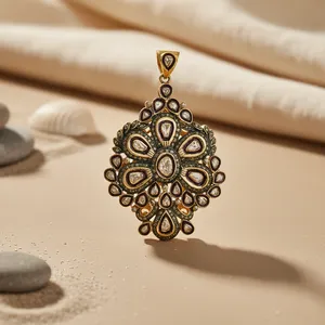 จี้ดอกไม้ชุบทองสำหรับผู้หญิงพร้อมจี้เพชรและเครื่องราง - Product Image 3