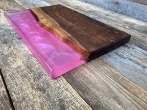 Plateau en résine rose avec base en bois Plateau élégant fait à la main pour servir des collations au thé et au café Idéal pour la cuisine à la maison et la décoration de table - Product Image 3