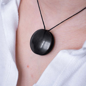 Colgante de shungita en forma de tableta de 1.4 pulgadas (35 mm) - Product Image 5