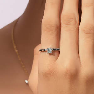 Anillo de Compromiso SHREYA DIAM con Diamante Cultivado en Laboratorio, Corte Esmeralda, Color E, Certificado IGI, Estilo Moderno, 6 Gramos, para Mujer - Product Image 2