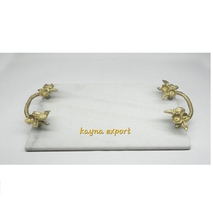 Plateau en marbre blanc de luxe forme rectangulaire cuisine et plateau de décoration de table fabriqué à la main avec une belle branche plateau à poignée en or - Product Image 2