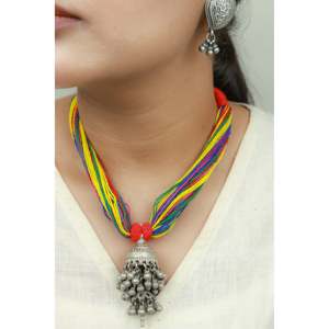 Tridha Colgante Jhumka de Plata 925 con Borlas Multicolor y Cadenas Elegantes de Acero Inoxidable para Bodas, Diseño Geométrico con Forma de Número - Product Image 2