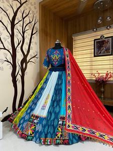 Nuevo diseñador Navratri Muselina especial Algodón Impresión digital y trabajo de espejo real Lienzo Patta Lehenga Choli con trabajo manual Dupatta - Product Image 4