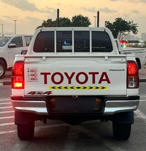 Utilisé pour Toyota Hilux GL2.7L V4_GCC-4x4AWD Pickup, peinture d'origine, transmission automatique, pneus R20, intérieur cuir foncé. - Product Image 2