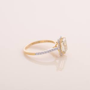 Anillo de oro amarillo, blanco y rosa de 18 quilates con halo de diamantes amarillos de corte esmeralda de 1.5 quilates y tallo dividido - Product Image 4