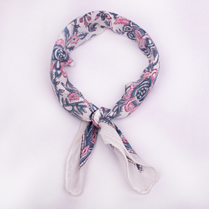Foulard carré unisexe en coton imprimé floral, léger, respirant et écologique, idéal pour l'été, comme foulard de tête, accessoire pour cheveux ou tour de cou - Product Image 5