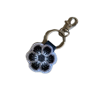 Hermoso diseño de flores llavero bordado con cuentas de semillas en blanco y negro y llavero bordado hecho a mano para niñas de la India - Product Image 1